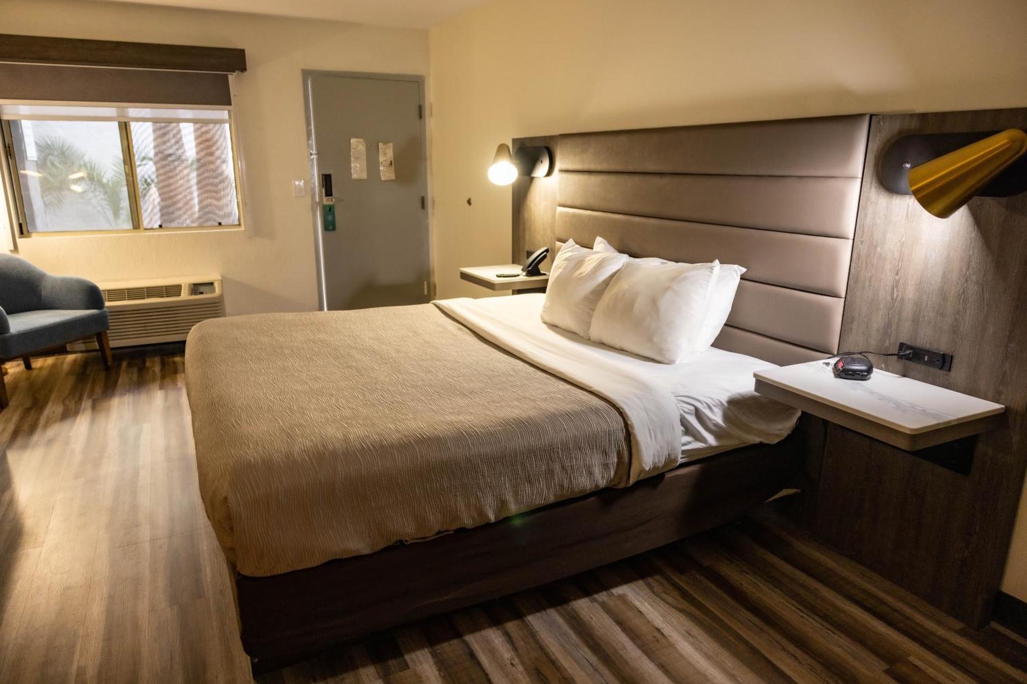 Quality Inn & Suites Lake Havasu City Bagian luar foto