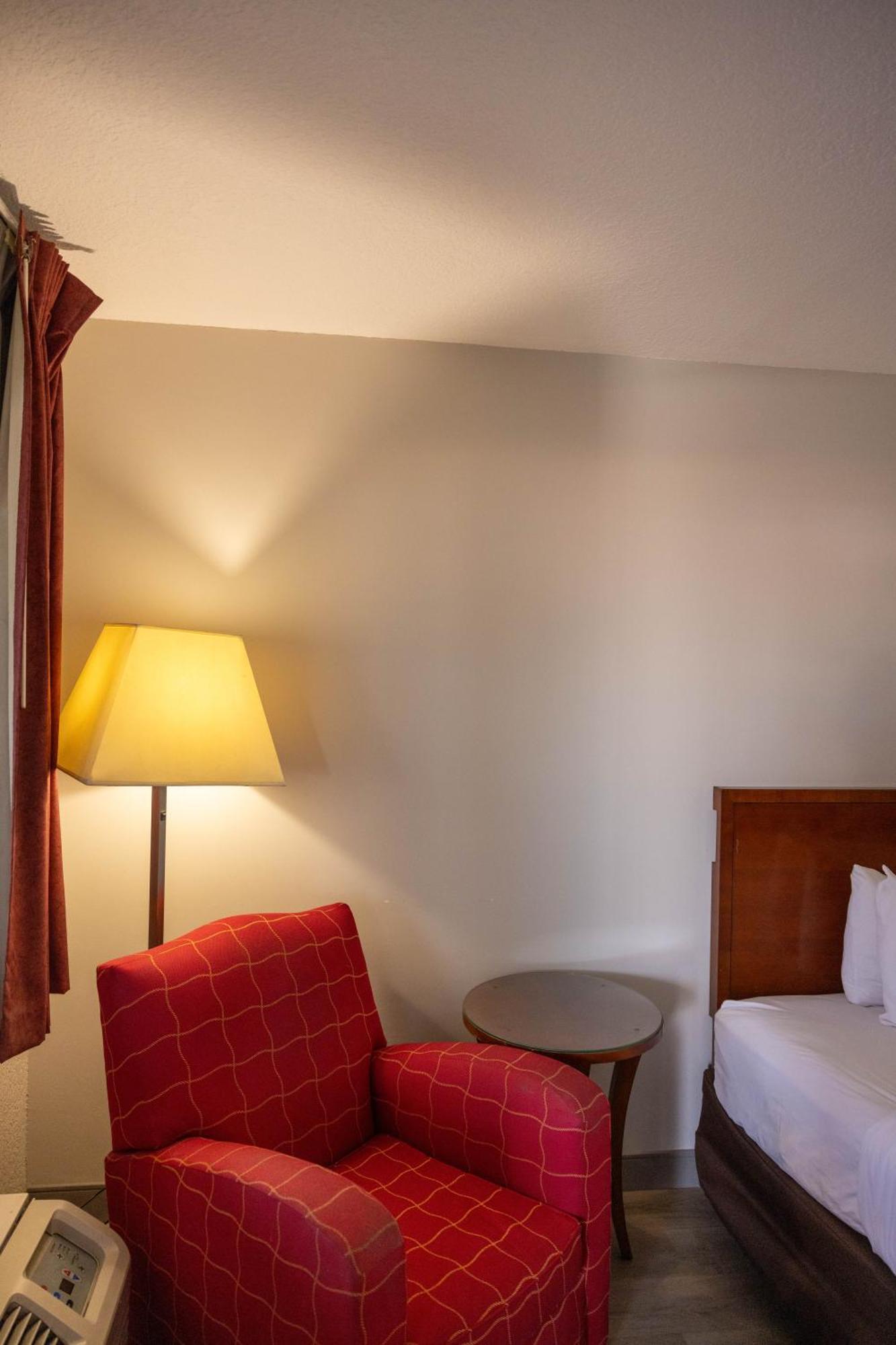 Quality Inn & Suites Lake Havasu City Bagian luar foto